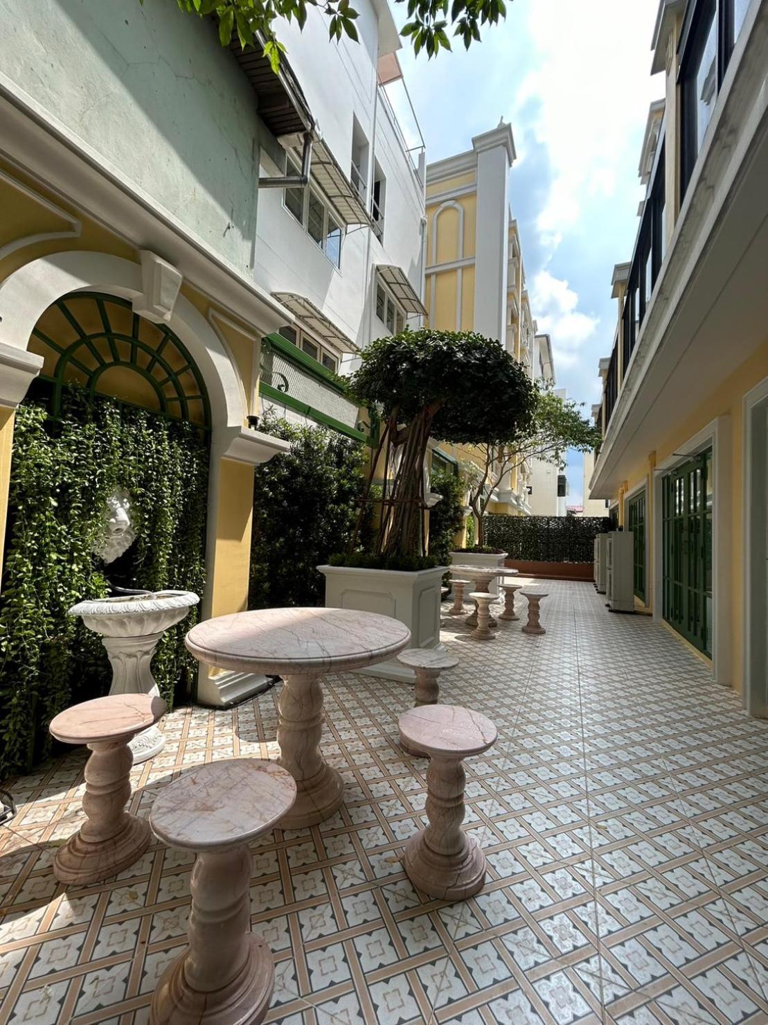 Siri Grand Bangkok Hotel Exterior foto